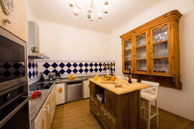 Cocina de la casa con barra y taburetes