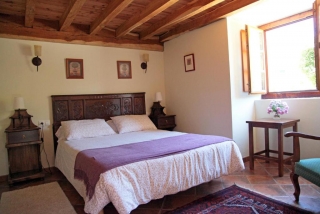 Habitación doble con cama de matrimonio y ventana