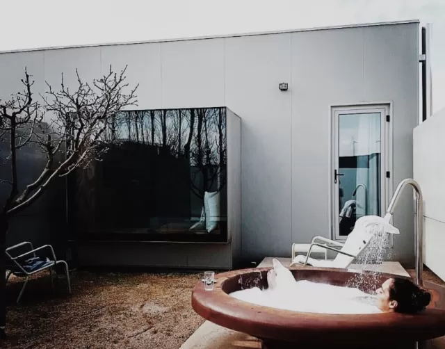 Habitación con bañera exterior