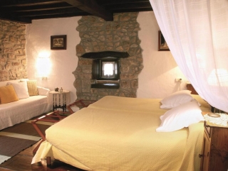 Habitación con 2 camas twin con sofá