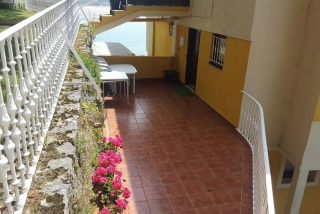 Acceso al alojamiento con su terraza