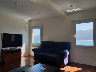 Sala de estar amplia con vistas del mar