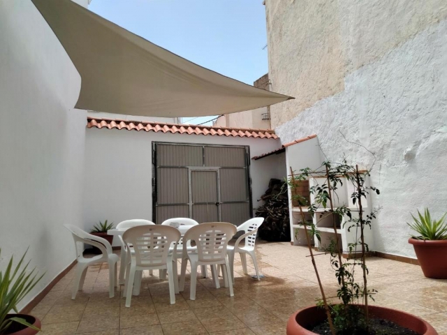 Acceso patio con barbacoa