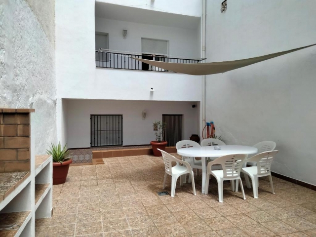 Amplio patio con barbacoa