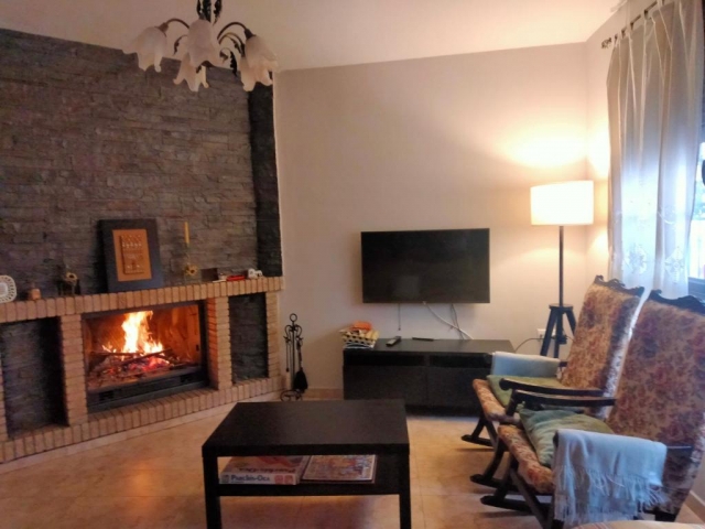 Sala amplia con chimenea