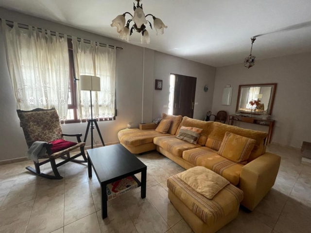 Sala amplia con sillones