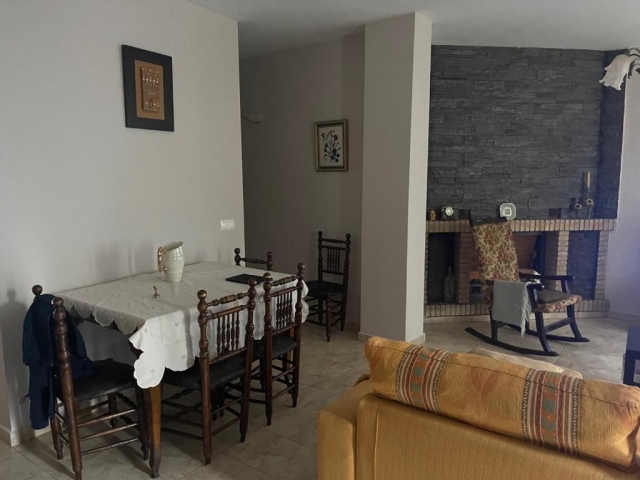 Sala de estar con mesa