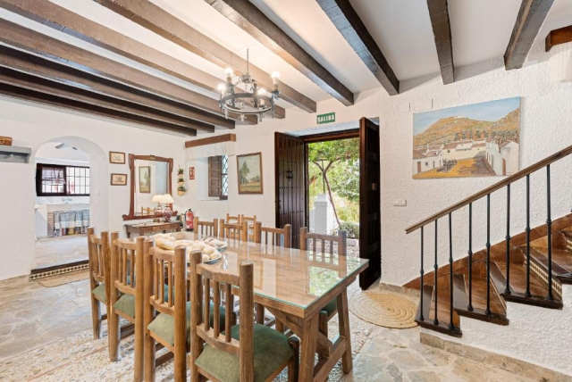 Comedor amplio con mesa