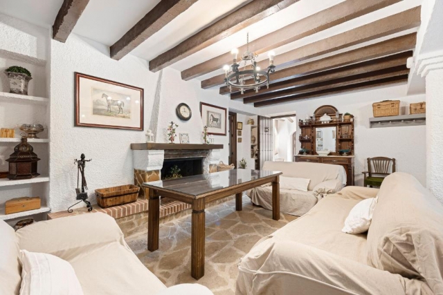 Sala amplia co chimenea