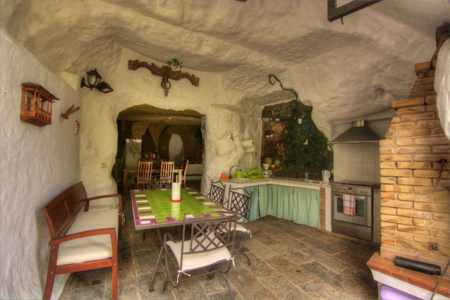 Cocina amplia y mesa