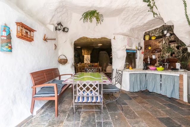 Cocina amplia y mesa 