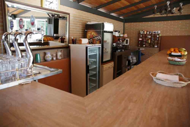 Sala con barra para disfrutar