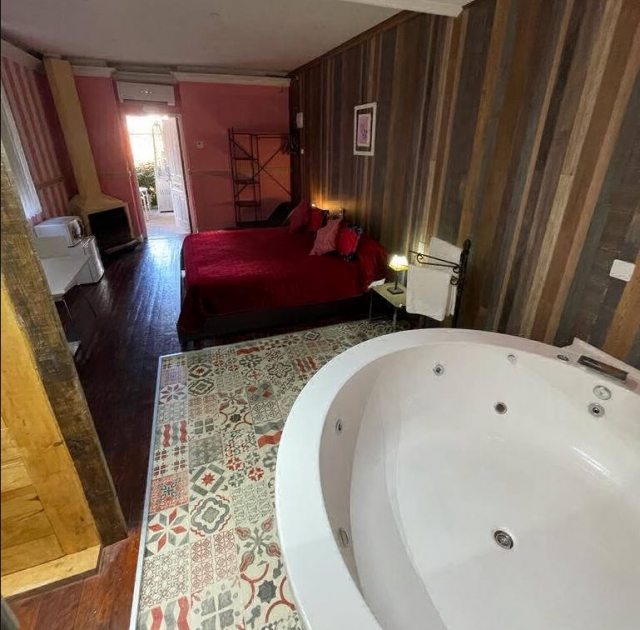 Rosa con jacuzzi 