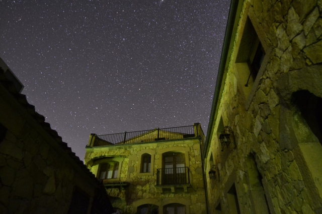 Fachada de la casa de noche