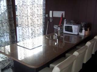 Cocina de la casa con taburetes