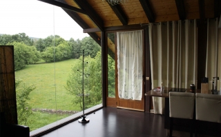 Cocina junto a una espectacular cristalera