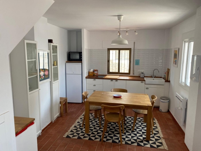 Cocina amplia con mesa 