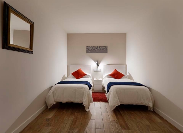 Dormitorio doble con luz