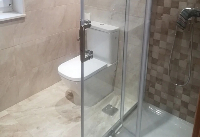 Ducha junto al inodoro