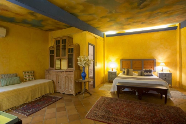 Dormitorio amarillo amplio