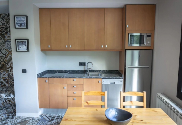 Cocina de la casa con mesa de madera