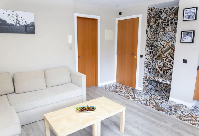 Sala de estar con sillones y mesa auxiliar