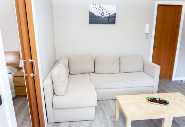 Sala de estar con sillones en tonos beige