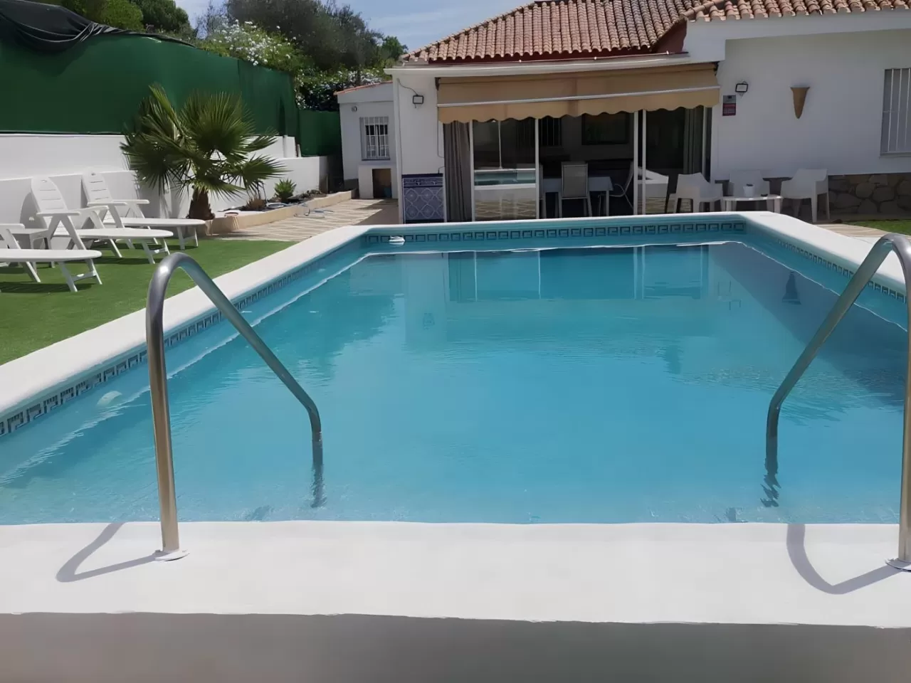Chalet con Jardín, Piscina Privada y Parking