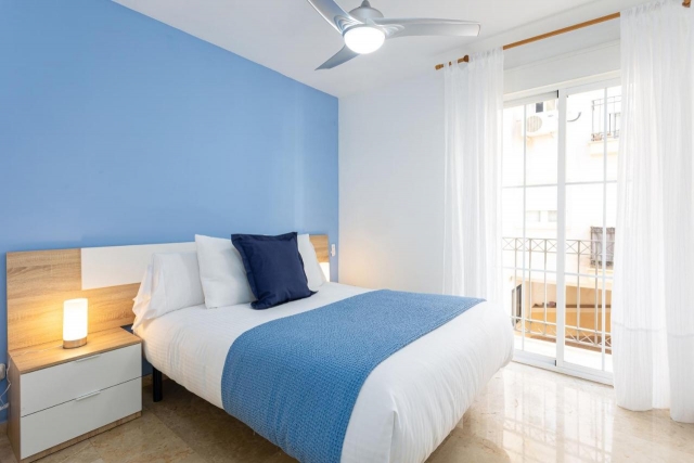 Un dormitorio con balcon