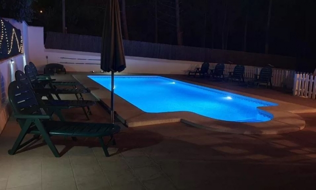 Vistas de la piscina por la noche