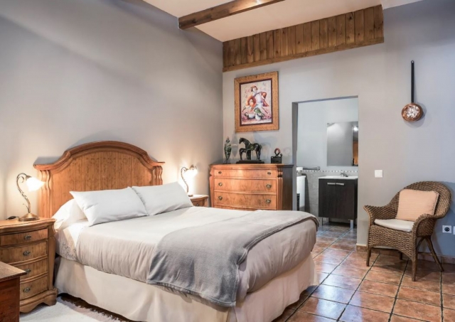 Dormitorio amplio de matrimonio con su aseo