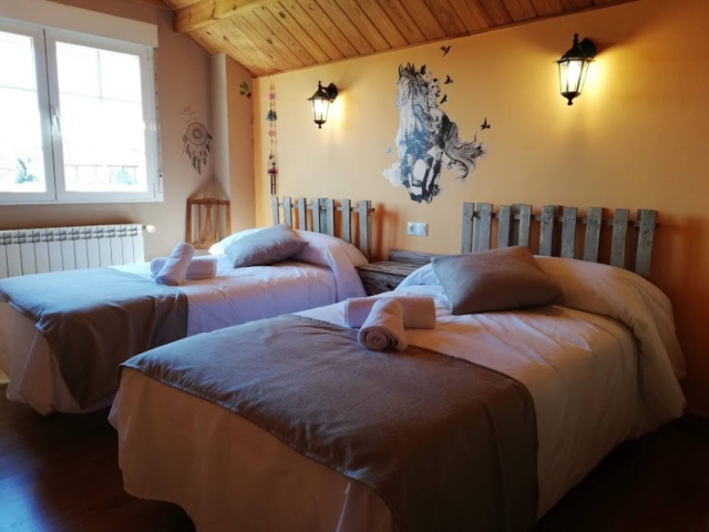 Dormitorio doble de la casa con toallas