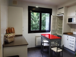 Cocina amplia de la casa con mesa