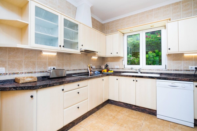Cocina de la casa con ventana