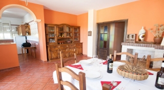 Sala de estar comunicada con la zona de cocina