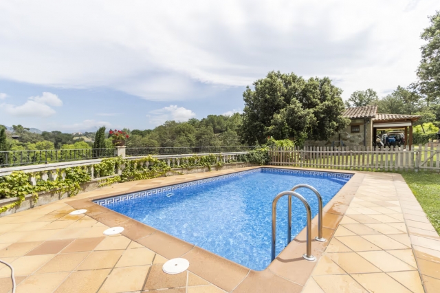 Amplia piscina exterior