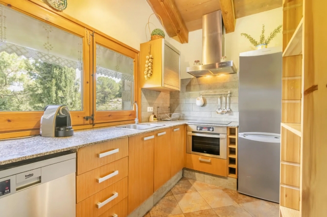 Cocina amplia con ventanal