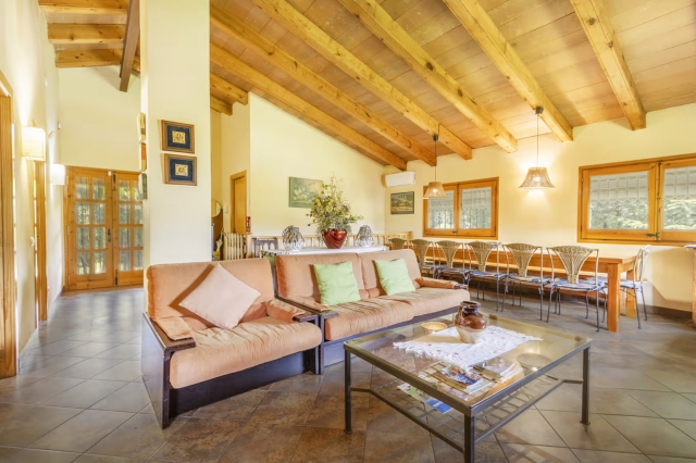 Sala amplia con mesa