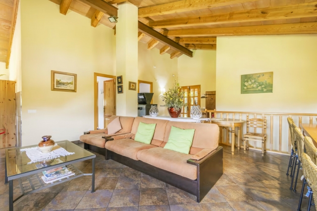 Sala amplia con sillones 
