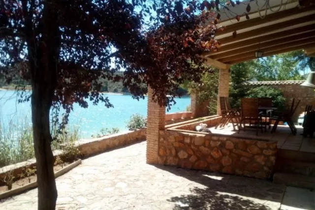 Chalet a pie la Laguna de San Pedro