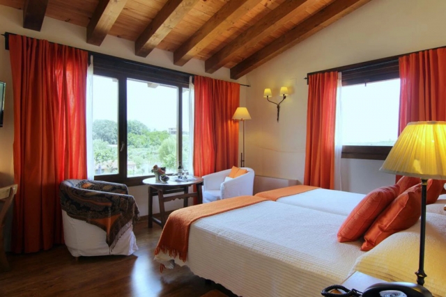 Dormitorio doble naranja 
