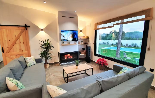 Sala amplia con chimenea