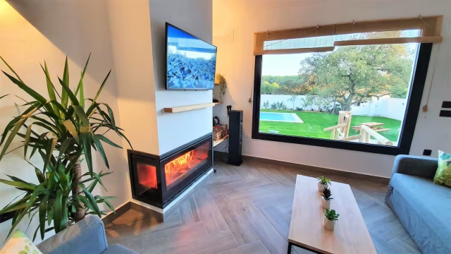 Sala amplia con chimenea
