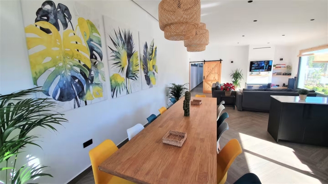 Sala amplia con mesa