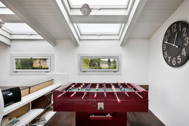 Sala de juegos con futbolin
