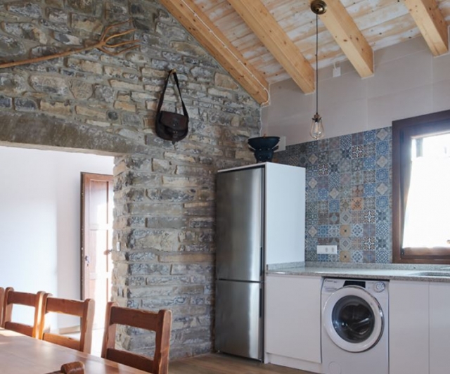 Cocina completa con mesa