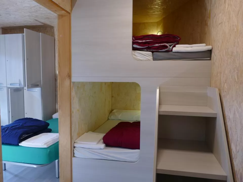 Cama en dormitorio mixto