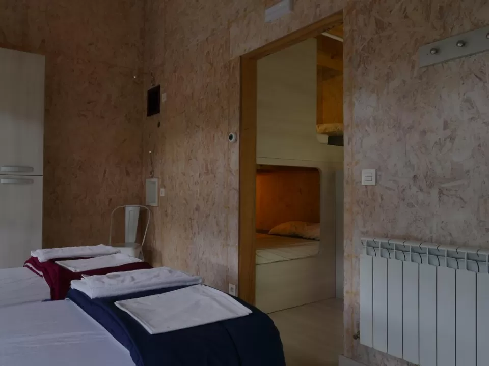 Cama en dormitorio femenino