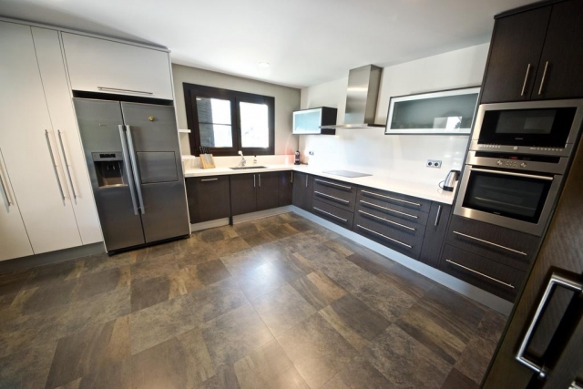 Cocina amplia y moderna