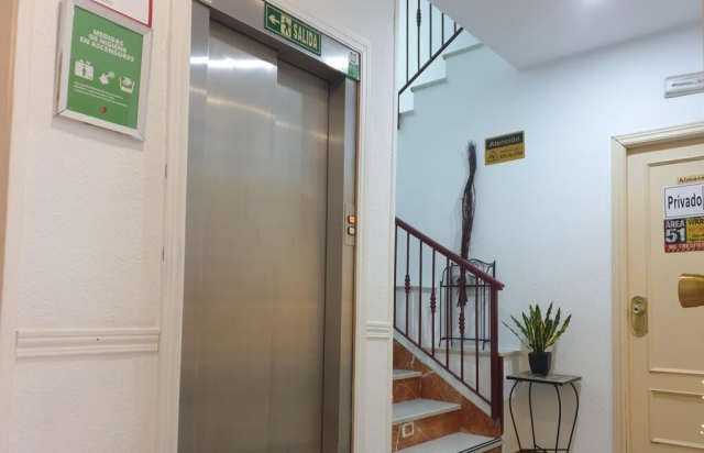 Ascensor y escaleras